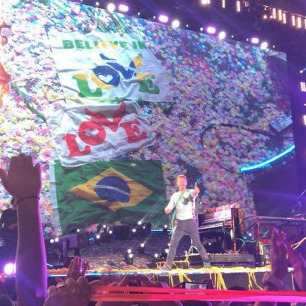 Bandeira do Rafael no chão do palco do Coldplay!